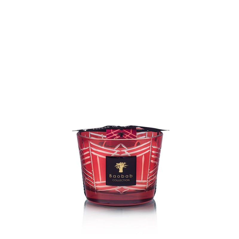 Vela en vaso de vidrio rojo con patrón blanco y etiqueta Baobab Collection