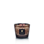 Vela en vaso de vidrio ahumado con patrón geométrico dorado y etiqueta Baobab Collection