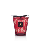 Vela en vaso de vidrio rojo con patrón geométrico blanco y etiqueta Baobab Collection