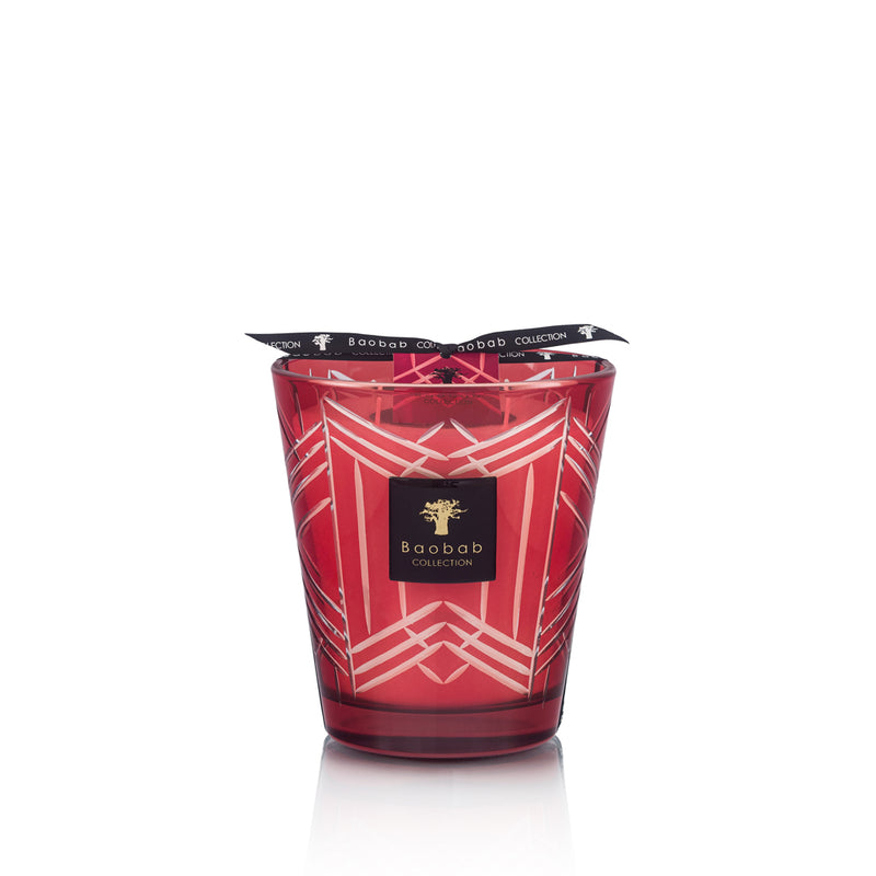 Vela en vaso de vidrio rojo con patrón geométrico blanco y etiqueta Baobab Collection
