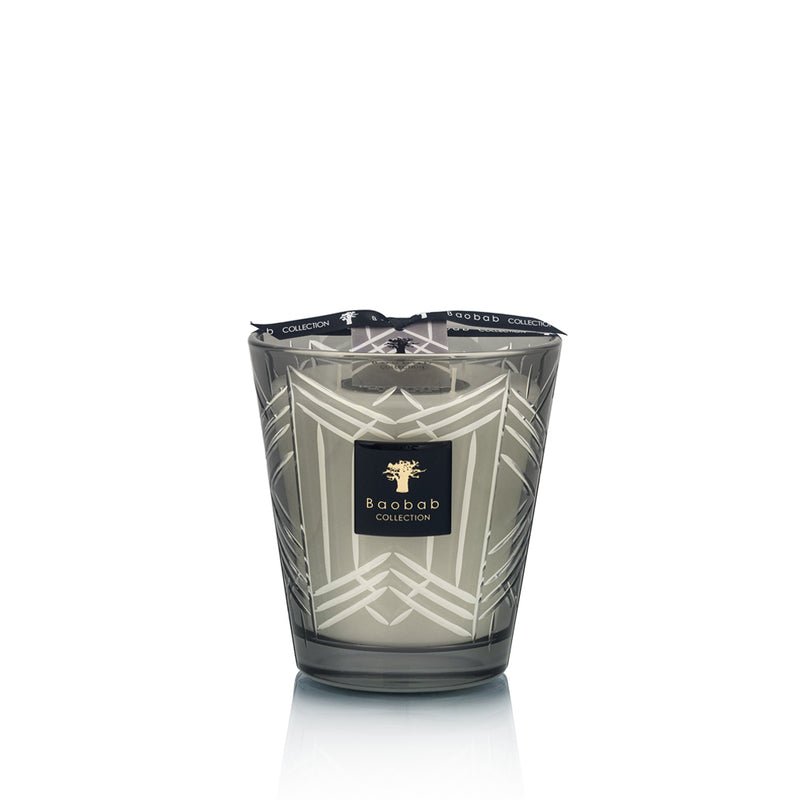 Vela en vaso de vidrio ahumado con patrón geométrico y etiqueta Baobab Collection