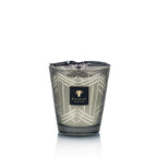 Vela pequeña en vaso de vidrio ahumado con patrón geométrico blanco y etiqueta Baobab