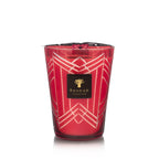 Vela en vaso de vidrio rojo con diseño de líneas blancas y etiqueta Baobab Collection