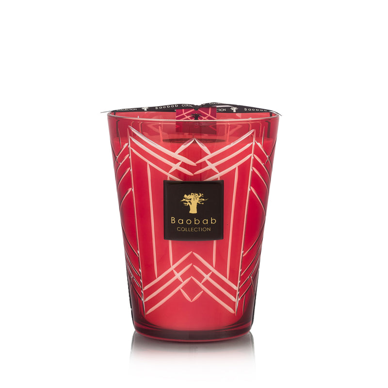 Vela en vaso de vidrio rojo con diseño de líneas blancas y etiqueta Baobab Collection