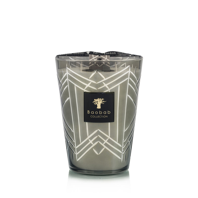 Vela en vaso alto de vidrio ahumado con patrón geométrico blanco y etiqueta Baobab