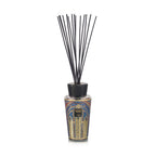 Difusor de aromas Baobab Celeste en frasco azul con varillas negras, vista frontal.