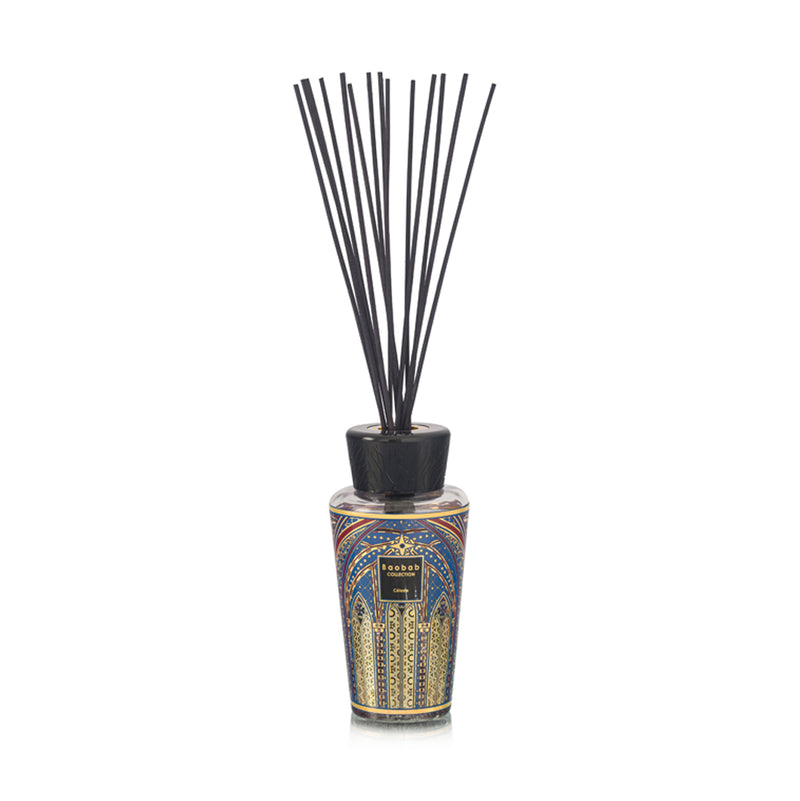 Difusor de aromas Baobab Celeste en frasco azul con varillas negras, vista frontal.