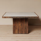 Mesa de comedor cuadrada con tapa de mármol claro y base de madera rústica