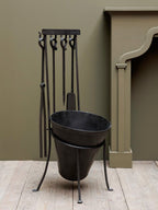 Set de utensilios para chimenea de metal negro en soporte con cubeta y pala