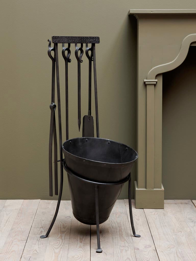 Set de utensilios para chimenea de metal negro en soporte con cubeta y pala