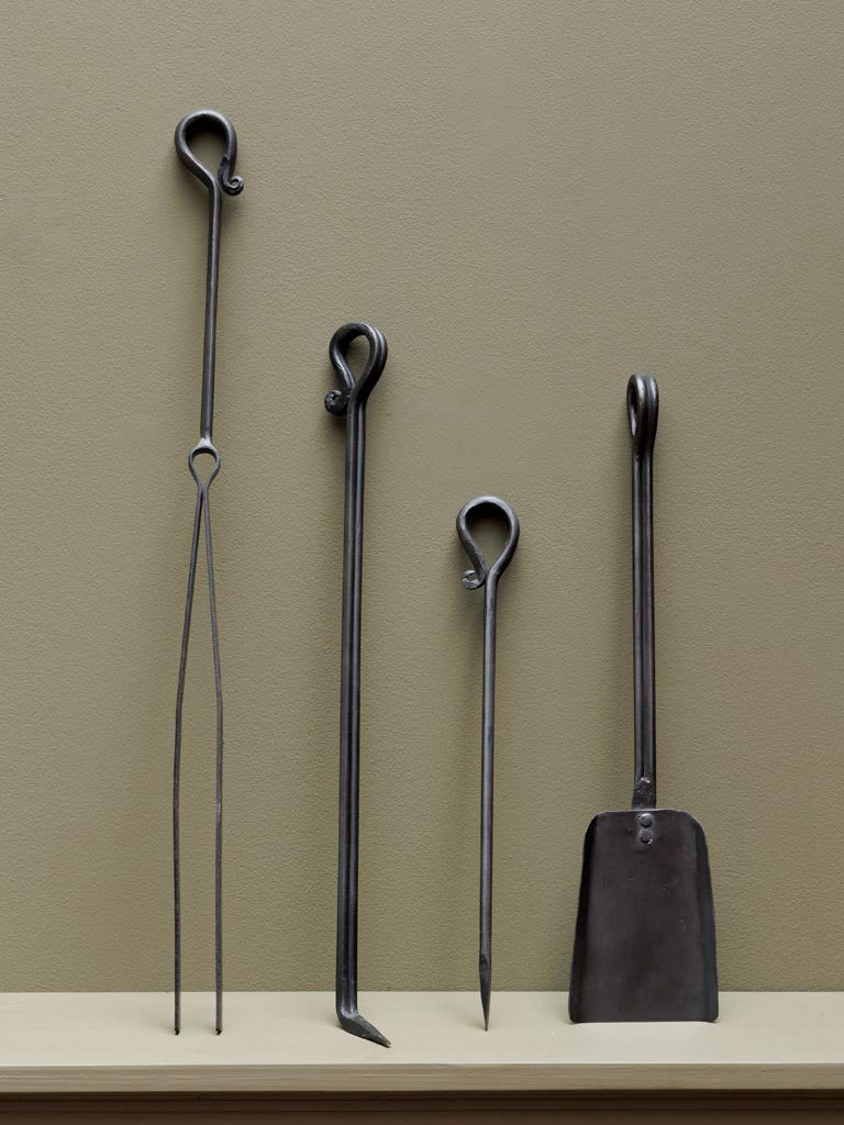 Utensilios para chimenea de metal negro: atizador, pinchos y pala