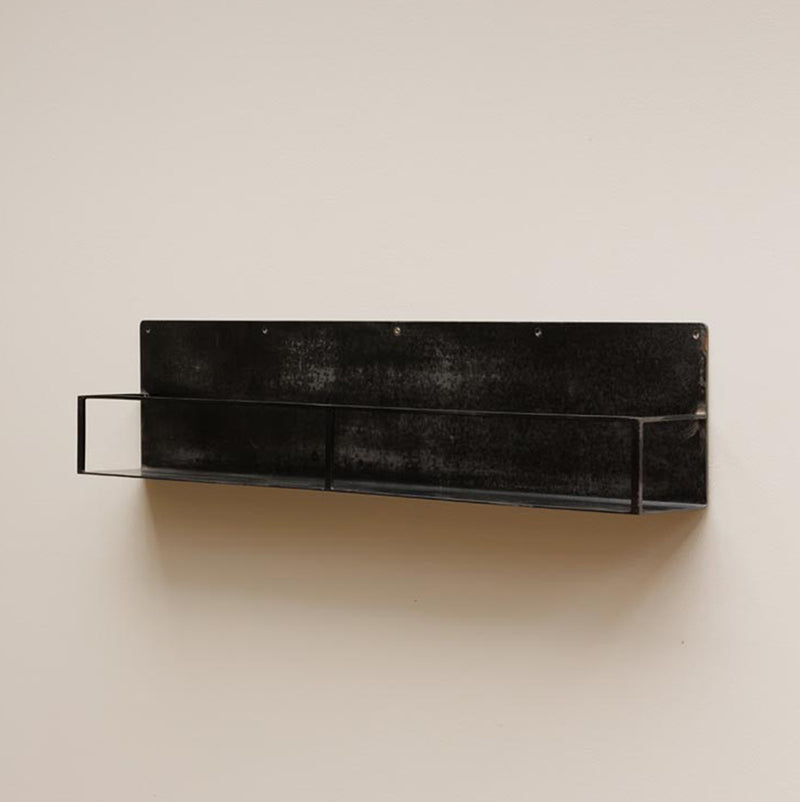 Estante de pared de hierro negro con panel superior oscuro y cajones abiertos