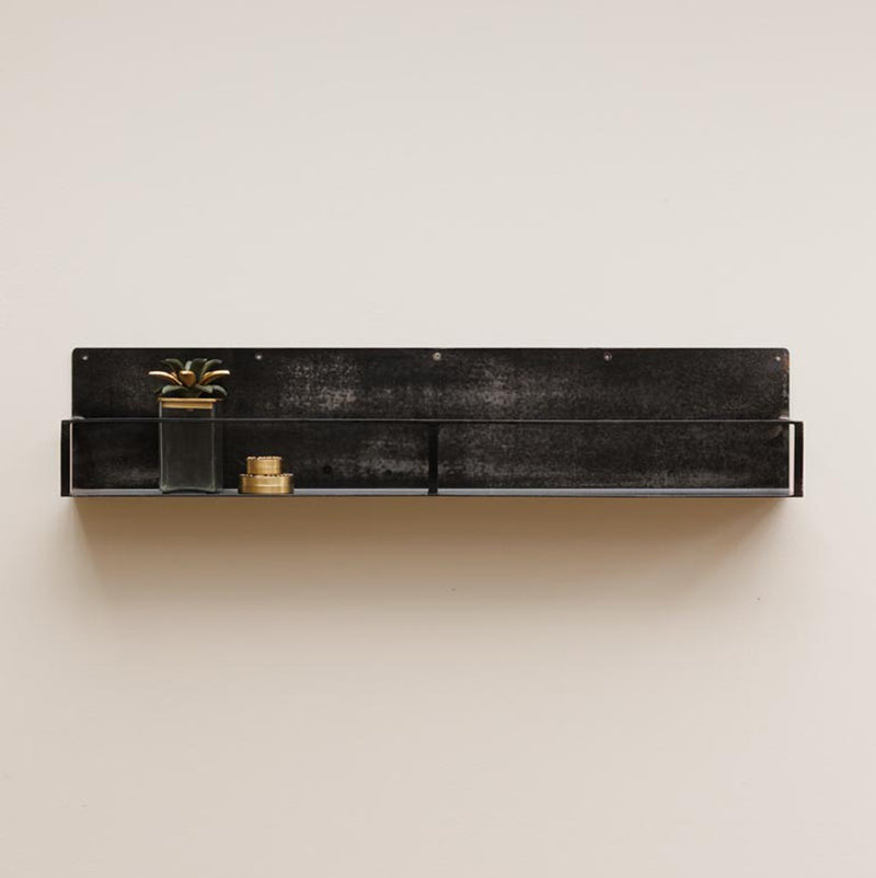 Estante de pared de hierro negro con compartimento izquierdo y adornos en la repisa