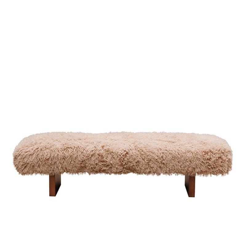 Banco de madera con asiento peludo color beige claro y patas de madera