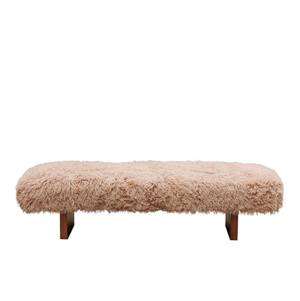 Banco de madera con asiento peludo beige y patas de madera