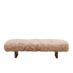 Banco de madera con asiento peludo beige y patas de madera