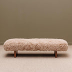 Banco de madera con asiento peludo beige y patas cortas de madera