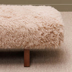 Banco de madera con asiento peludo beige y pata frontal de madera