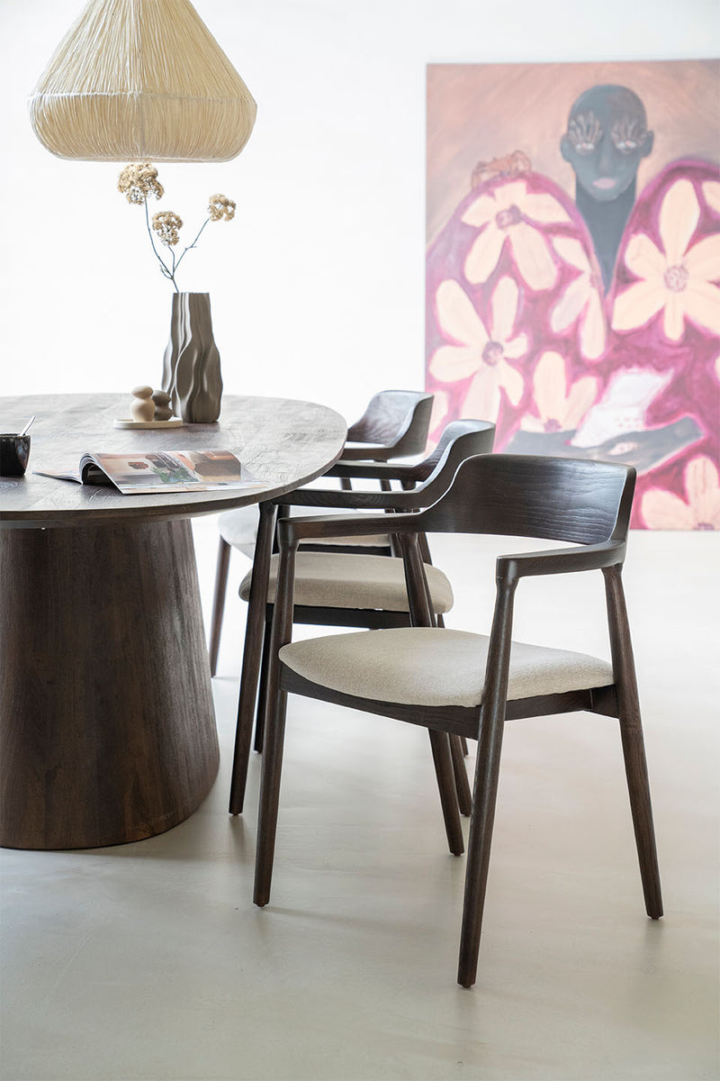 Silla de comedor marrón oscuro con asiento claro y patas de madera
