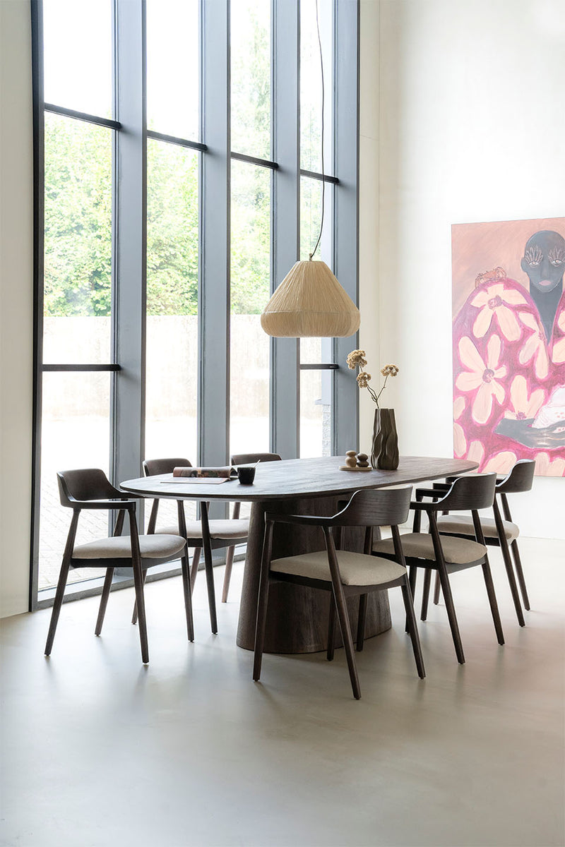 Silla de comedor de madera oscura con asiento beige y respaldo curvo