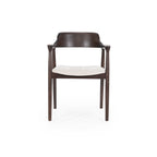 Silla Yorick marrón con respaldo curvo de madera y cojín de tela clara