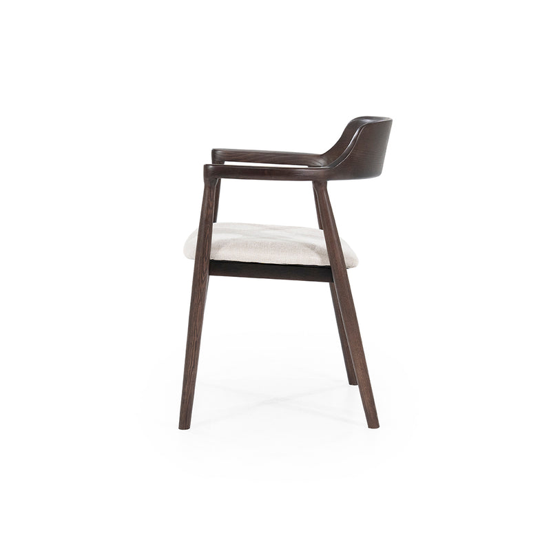 Silla Yorick marrón con brazos integrados de madera y asiento acolchado de tela clara