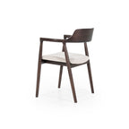 Silla Yorick marrón con brazos curvos y asiento acolchado tapizado en tela clara