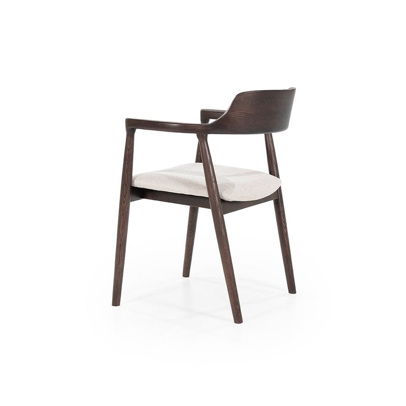 Silla Yorick marrón con brazos curvos y asiento acolchado tapizado en tela clara
