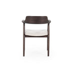 Silla Yorick marrón con respaldo alto redondeado y cojín circular de tela clara