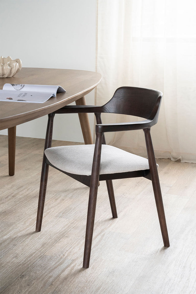 Silla Yorick marrón con asiento tapizado claro y respaldo curvo de madera