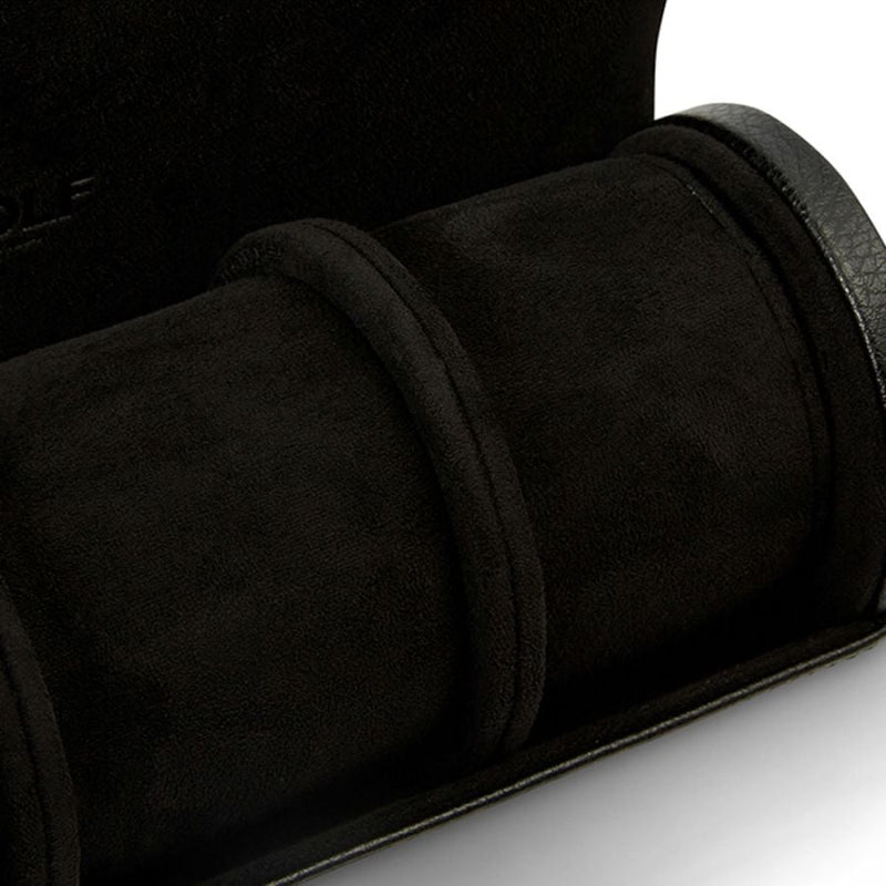 Interior del estuche triple de relojes negro, acolchado con soportes