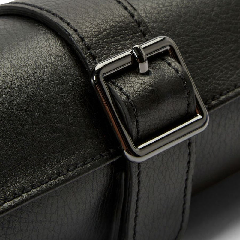Cierre metálico del estuche triple de relojes negro, con remache y costuras