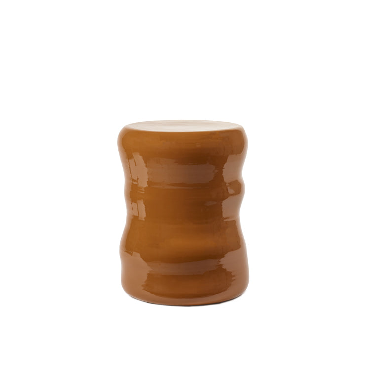 Taburete tipo cilindro de color ámbar con acabado brillante, asiento redondeado
