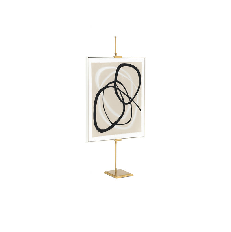 Caballete de metal dorado con panel de arte blanco sujeto al soporte vertical