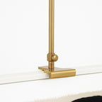 Caballete de metal dorado con base plana y tubo vertical, vista inferior