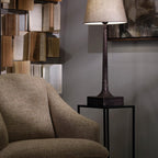 Base de lámpara de sobremesa Finley con pantalla beige y pedestal texturizado oscuro