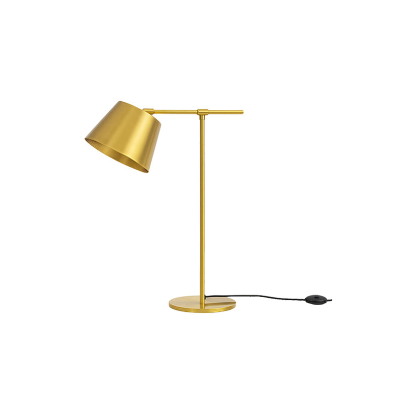 Lámpara de escritorio dorada con tulipa inclinada y brazo ajustable, cable negro