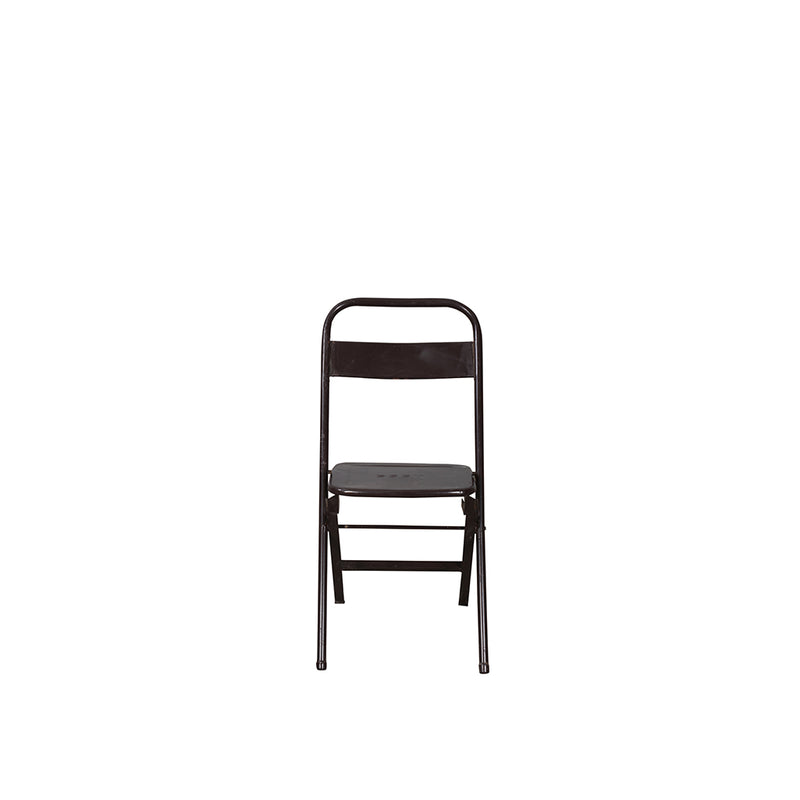 Silla plegable de hierro con asiento y respaldo oscuros, estructura metálica.