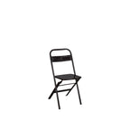 Silla plegable de hierro con asiento oscuro y respaldo alto, vista lateral.