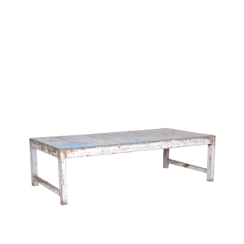 Mesa de centro de madera blanca envejecida con tablero azul y travesaños laterales