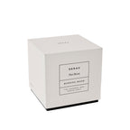 Caja de producto para vela perfumada decorativa con etiqueta SERAX y texto Burning Wood