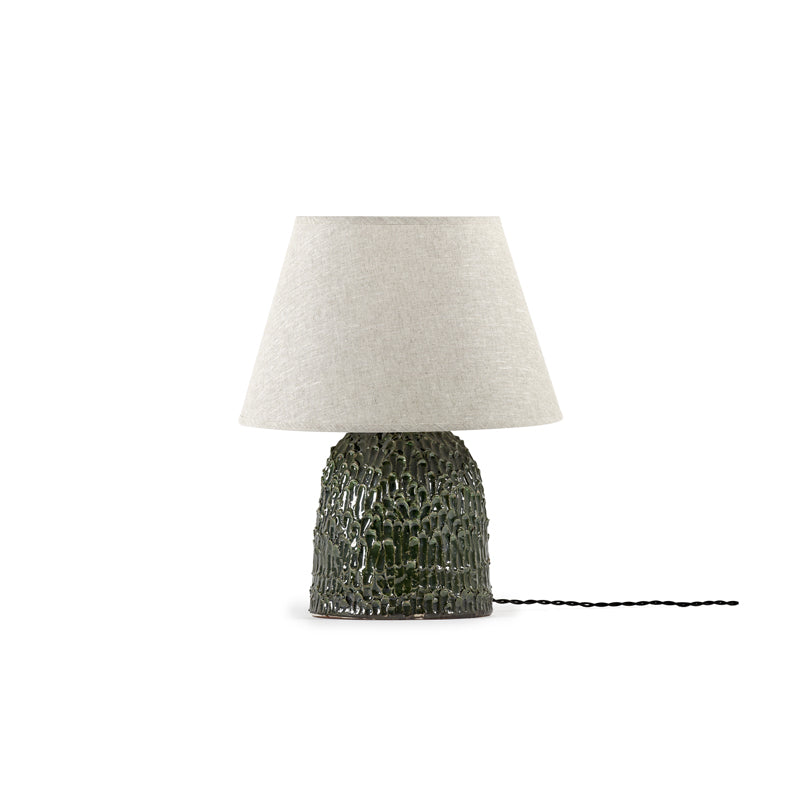 Lámpara de mesa con pantalla beige y base de tronco verde texturizado