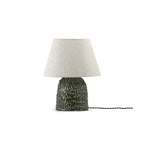 Lámpara de mesa con pantalla beige y base de tronco verde texturizado