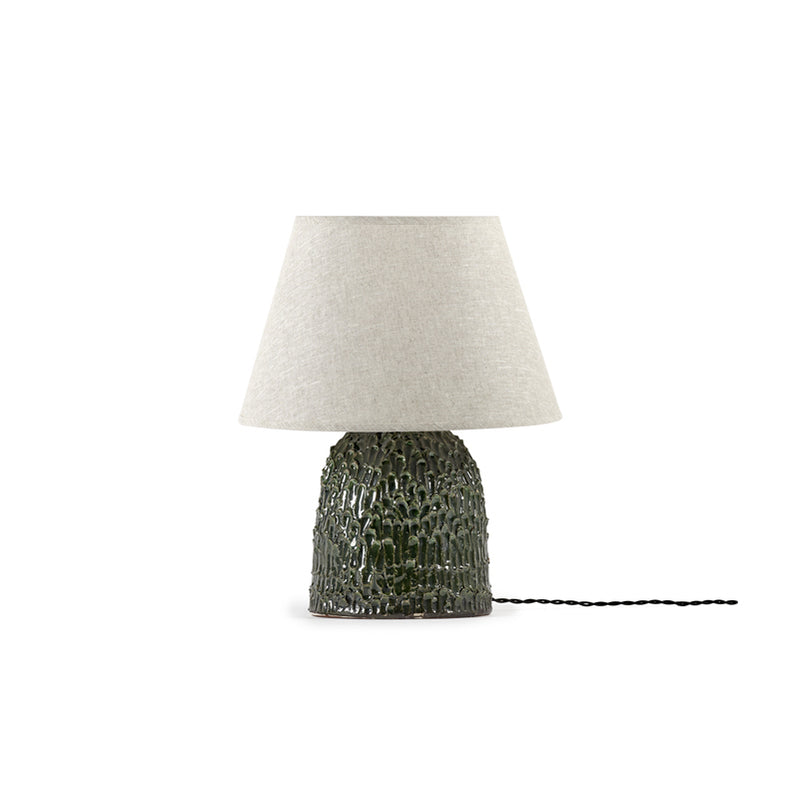 Lámpara de mesa con pantalla beige y base de tronco verde texturizado