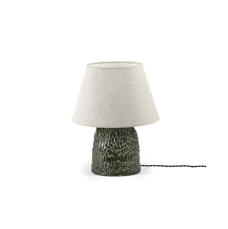 Lámpara de mesa con pantalla de tela beige y base de tronco verde texturizado