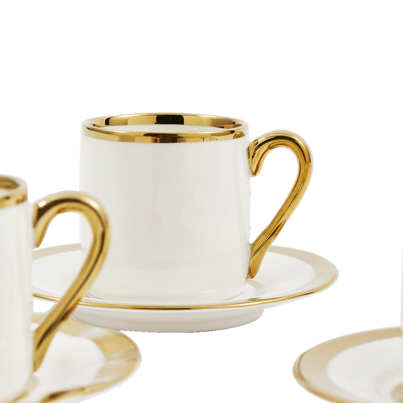 Taza de espresso blanca con asa dorada y plato redondo con borde dorado