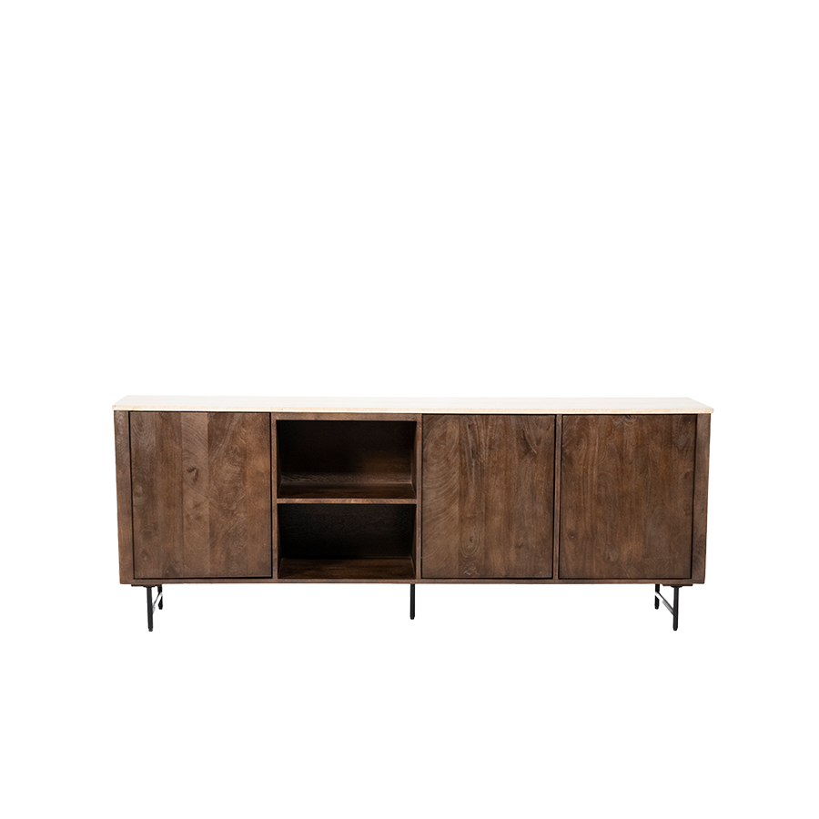 Aparador de madera de mango con 3 puertas y estante central, sobre patas metálicas.