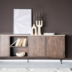 Aparador de madera con puertas y estantes; encimera de travertino beige con objetos decorativos.