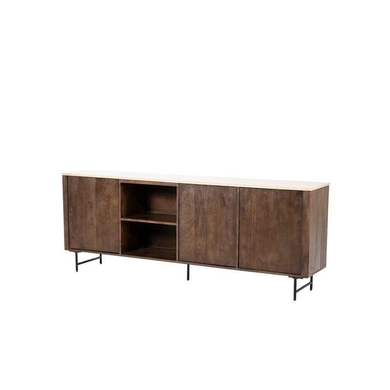 Aparador de madera de mango con 3 puertas; interior con repisas y patas metálicas.