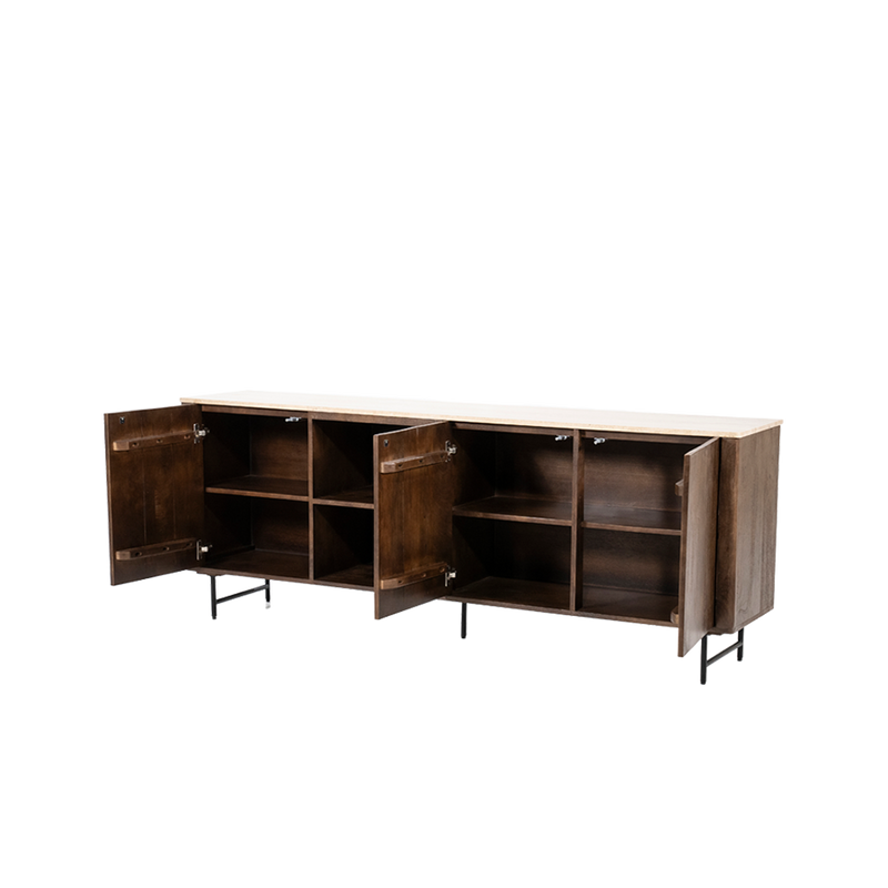 Aparador de madera de mango con puertas abiertas y repisas interiores a ambos lados.